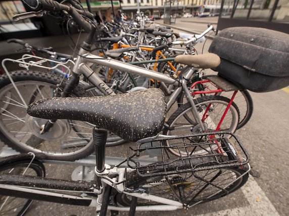 Les selles de vélo n'ont pas non plus été épargnées. © KEYSTONE/MARTIAL TREZZINI