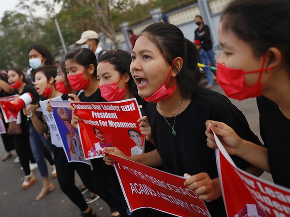 Des manifestants étaient habillés en rouge, la couleur de la ligue nationale pour la démocratie d'Aung San Suu Kyi (archives). © KEYSTONE/AP