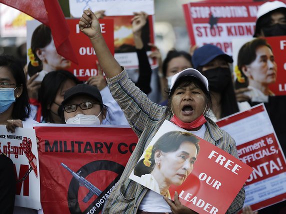 Mercredi, les manifestants ont à nouveau investi les rues de Birmanie malgré les risques de violences craints par le rapporteur de l'ONU. © KEYSTONE/EPA/LYNN BO BO