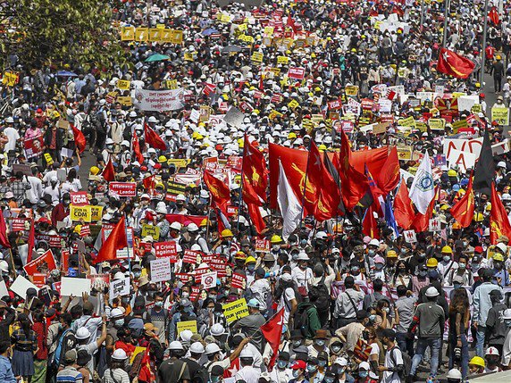 Des dizaines de milliers de manifestants sont à nouveau descendus dans les rues mercredi en Birmanie, comme ici à Rangoun, pour protester contre la junte militaire. © KEYSTONE/AP