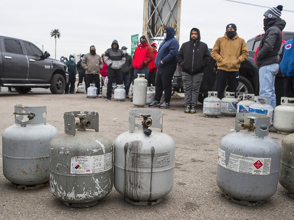 La vague de froid au Texas a poussé les fournisseurs d'électricité à enchaîner les coupures partielles pour éviter la surchauffe de tout le système. Sur la photo, des personnes font la file à Houston pour remplir leurs bonbonnes de propane. © KEYSTONE/AP/Brett Coomer