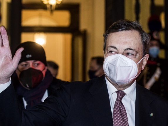 Le nouveau Premier ministre italien Mario Draghi veut "reconstruire" le pays, qui approche de la barre des 100'000 morts dues au Covid et qui a enregistré en 2020 l'une des pires chutes du PIB de la zone euro (-8,9%). © KEYSTONE/EPA/ANGELO CARCONI