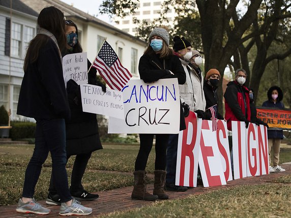 Le départ mercredi à Cancun du sénateur, laissant les Texans au milieu d'une crise sans précédent, a suscité l'indignation. Ci-dessus, des manifestants placés devant le domicile de Ted Cruz demandent sa démission. © KEYSTONE/AP/Marie D. De JesÃos
