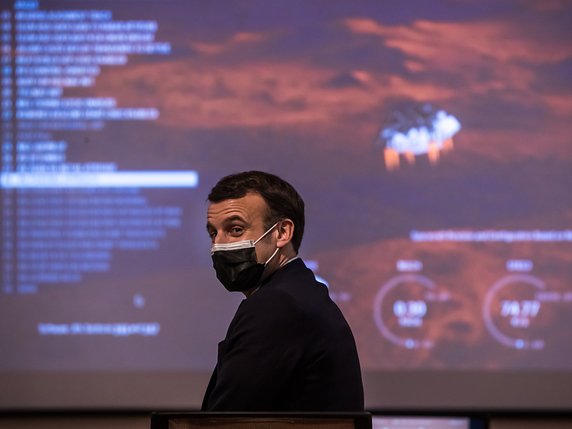 Le président français Emmanuel Macron, dont le pays a conçu l'un des nombreux instruments scientifiques du rover, a assisté à l'atterrissage au siège parisien du Centre national d'études spatiales (Cnes). © KEYSTONE/EPA/CHRISTOPHE PETIT-TESSON / POOL