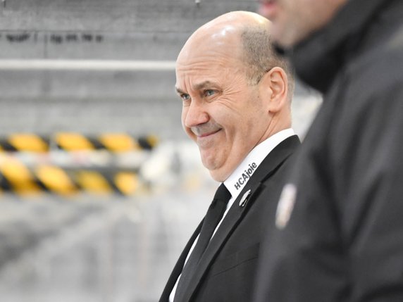 L'équipe de Gary Sheehan est passée devant Kloten au classement. © KEYSTONE/GIAN EHRENZELLER