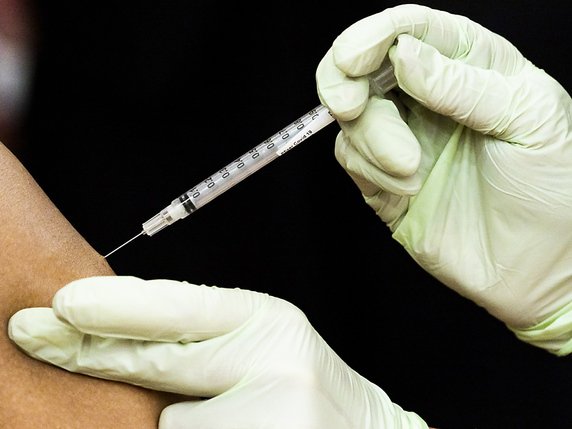 Jusqu'à cette étude, l'efficacité du vaccin Pfizer avait été prouvée par des essais cliniques sur des milliers de personnes, mais pas en conditions réelles, qui impliquent une plus grande variété de personnes et de comportements (archives). © KEYSTONE/EPA/JUSTIN LANE