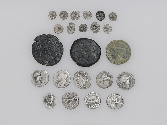 Des pièces de monnaie romaines et celtes datant des 1er et 2e siècles avant notre ère ont été découvertes près de Zoug. © Département de l'intérieur ZG