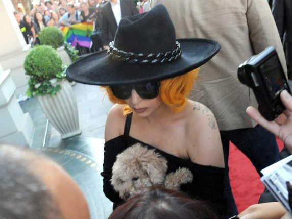 Lady Gaga est particulièrement attachée à ses chiens, qui l'accompagnent fréquemment lors d'événements publics (archives). © KEYSTONE/EPA/HERNERT PFARRHOFER