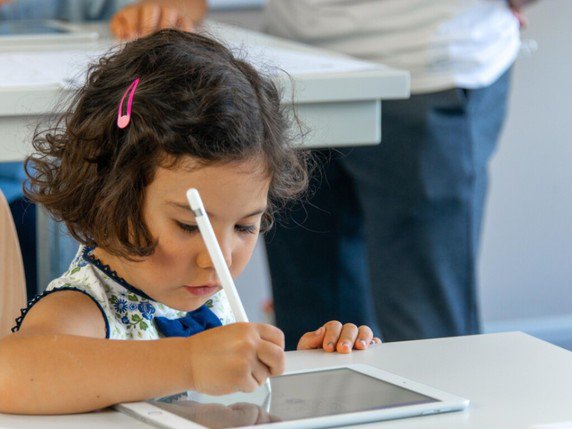 Les algorithmes mis au point à l'EPFL pour le diagnostic des difficultés d’écriture chez les enfants francophones peuvent être pertinents pour les autres alphabets, comme l'ont montré des expériences réalisées au Kazakhstan. © EPFL