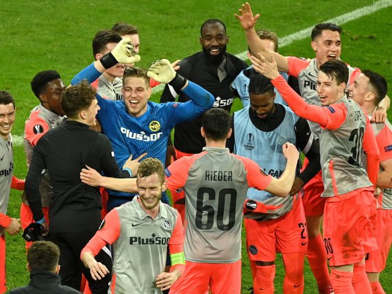 La joie des joueurs bernois après leur qualification à Leverkusen. © KEYSTONE/EPA/INA FASSBENDER / POOL