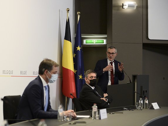 Le premier ministre belge Alexander De Croo (à gauche) et son ministre de la santé Frank Vandenbroucke (debout à droite) ont appelé à la prudence. © KEYSTONE/EPA/JOHANNA GERON / POOL