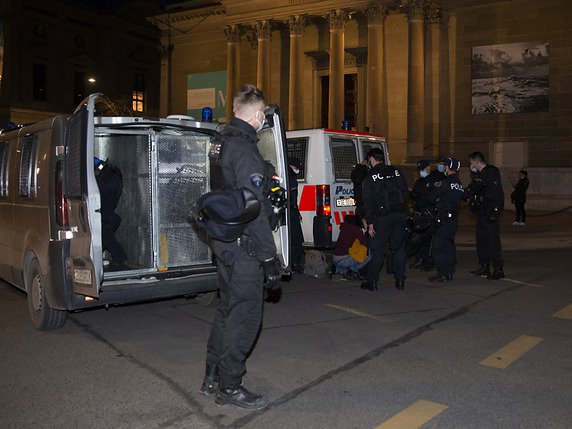La police a dû interpeller plusieurs personnes lors du rassemblement non autorisé contre les restrictions liées à la pandémie à Genève. © KEYSTONE/SALVATORE DI NOLFI