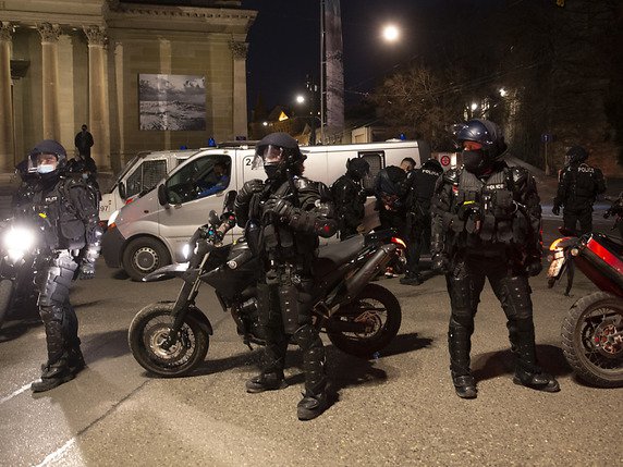 La police a dû interpeller plusieurs personnes lors du rassemblement non autorisé contre les restrictions liées à la pandémie à Genève. © KEYSTONE/SALVATORE DI NOLFI