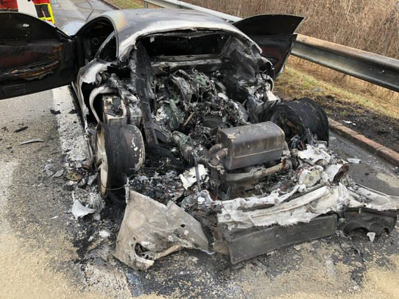 L'A13 près de Sevelen (SG) a dû être fermée une heure à cause d'une Ferrari en feu. Personne n'a été blessé. © Police cantonale SG