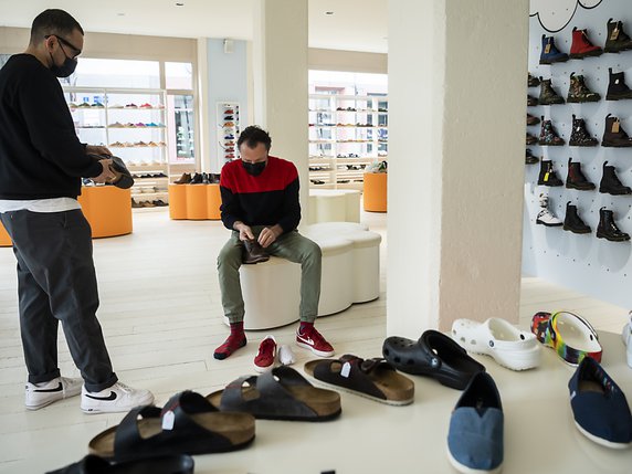 Tous les commerces ont rouvert ce lundi, comme dans ce magasin de chaussures à Lausanne. © KEYSTONE/JEAN-CHRISTOPHE BOTT
