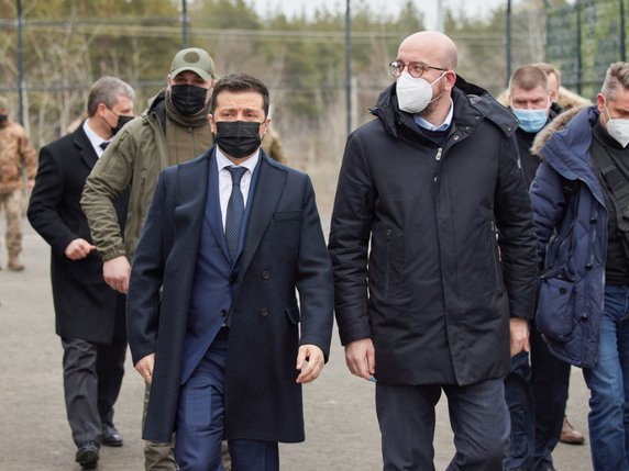 Charles Michel (à droite) a assuré au président ukrainien Volodymyr Zelensky le soutien de Bruxelles. © KEYSTONE/EPA/PRESIDENTIAL PRESS SERVICE HANDOUT HANDOUT