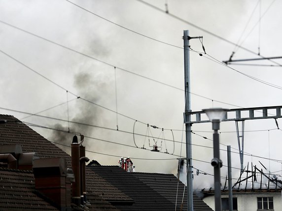 Les pompiers ont finalement pu maîtriser l'incendie qui s'est déclaré à quelques mètres des voies ferroviaires. © KEYSTONE/Alexandra Wey