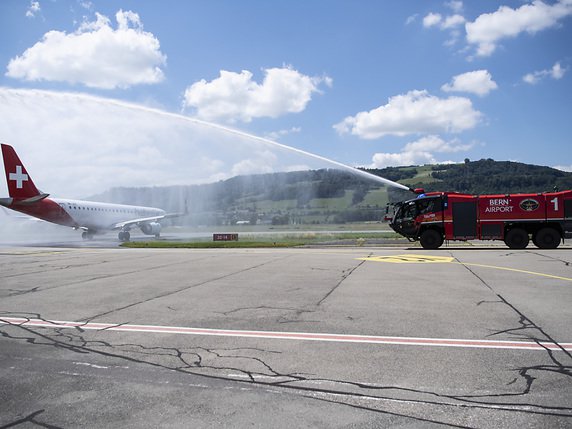 La compagnie FlyBAIR avait effectué son premier vol à partir de l'aéroport de Berne-Belp vers Majorque le 18 juillet dernier, vol assuré par Helvetic Airways (archives). © KEYSTONE/PETER SCHNEIDER