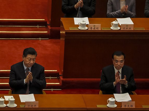 L'objectif de croissance a été annoncé par le Premier ministre chinois Li Keqiang ( à droite), ici aux côtés du président Xi Jinping. © KEYSTONE/EPA/ROMAN PILIPEY