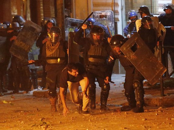 La police a tiré des balles en caoutchouc et a utilisé du gaz lacrymogène. © KEYSTONE/AP/Jorge Saenz