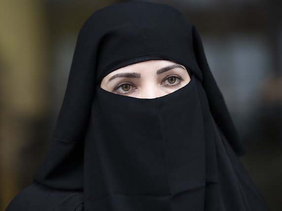 Les Suisses ont voté sur le sort de la burqa et du niqab (photo). © KEYSTONE/GIAN EHRENZELLER