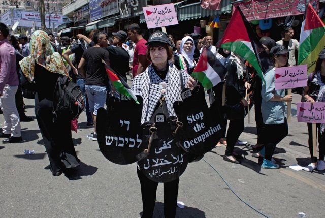 Une Palestinienne dénonçant à Ramallah "l'occupation" israélienne