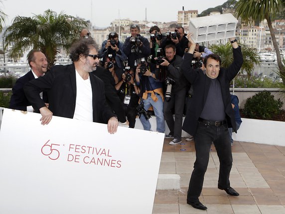 Albert Dupontel, à droite sur le cliché, a remporté pour la première fois de sa carrière le César du meilleur film (archives). © KEYSTONE/AP/Lionel Cironneau