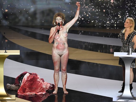 La comédienne Corinne Masiero a marqué les esprits en ôtant un costume de Peau d'Ane sanguinolent, se retrouvant entièrement nue sur la scène pour remettre le prix du meilleur costume. © KEYSTONE/EPA/BERTRAND GUAY / POOL