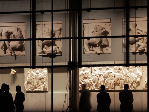 Le musée de l'Acropole a réservé une place spéciale pour les frises du Parthénon dans l'attente de leur retour. Actuellement seule une réplique est présentée dans le musée érigé sur 15'000 m2 (archives). © KEYSTONE/EPA/ORESTIS PANAGIOTOU