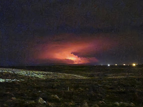 L'éruption a illuminé le ciel nocturne d'un nuage rouge. © KEYSTONE/AP/Hildur HlÃn JÃ3nsdÃ3ttir