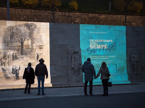 Les projections "Un printemps avec Sempé" veulent apporter un peu de légèreté et permettre une déambulation poétique au coeur de Genève. © KEYSTONE/MARTIAL TREZZINI