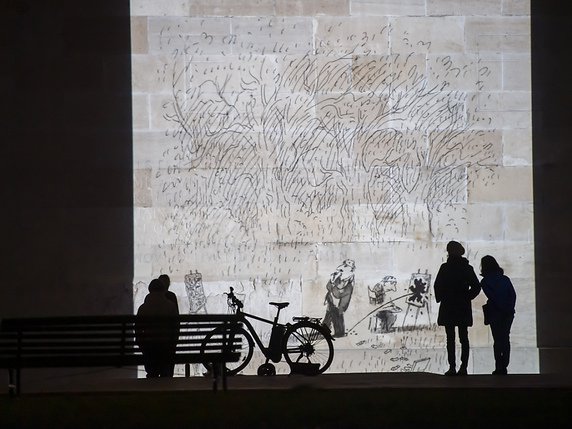 Les dessins de  Sempé sont projetés en cinq lieux, dont le Mur des réformateurs. © KEYSTONE/MARTIAL TREZZINI