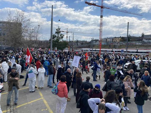 Environ 8000 personnes se sont rassemblées près de la gare de Liestal (BL) pour une marche de protestation contre les mesures anti-Covid. © Dominique Spirgi, Keystone-SDA