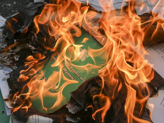 Des manifestants ont brûlé des exemplaires de la constitution birmane jeudi. © KEYSTONE/EPA/STR