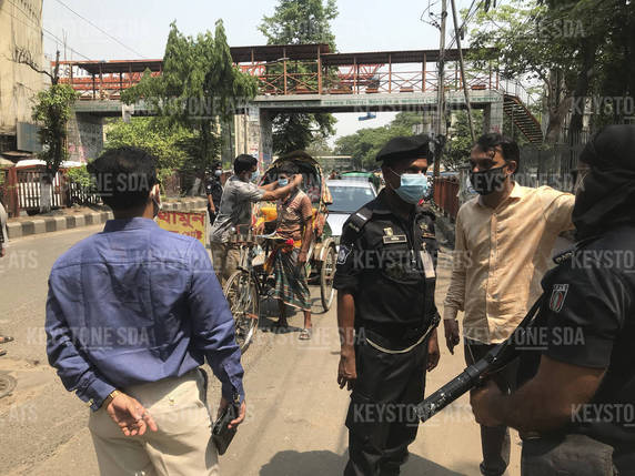 Le Bangladesh a commencé lundi un confinement de sept jours pour combattre une flambée du virus, avec tous les déplacements intérieurs suspendus et une fermeture des magasins. © Keystone/AP/AL-EMRUN GARJON
