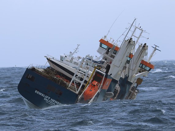 Le cargo en perdition a dévié de sa trajectoire et s'est rapproché des côtes mercredi soir, déclenchant sa prise en charge par les autorités maritimes inquiètes d'une possible fuite d'hydrocarbures sur le littoral. © KEYSTONE/AP/Coast Guard Ship Sortland