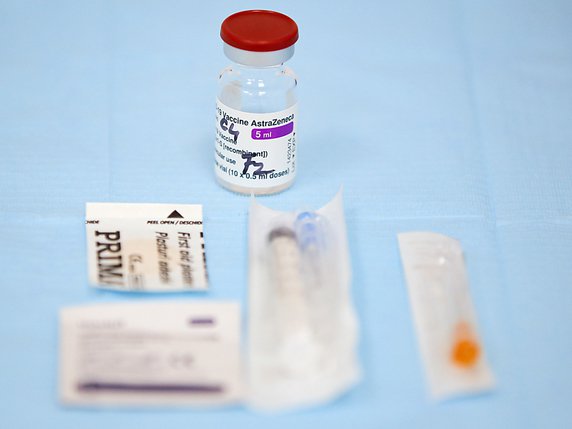 Des rapports confirment un lien entre le vaccin et de graves bien que rares cas de caillots sanguins. © KEYSTONE/AP/Vadim Ghirda