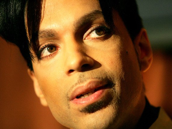 Prince était notamment connu pour sa productivité. Il habitait dans son studio d'enregistrement et passait la moitié de ses nuits à composer (archives). © KEYSTONE/AP/DANNY MOLOSHOK