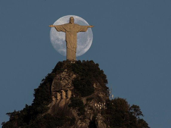 Au Brésil, une statue du Christ plus haute que la fameuse de Rio de Janeiro (photo) est en construction (archives). © KEYSTONE/EPA EFE/ANTONIO LACERDA