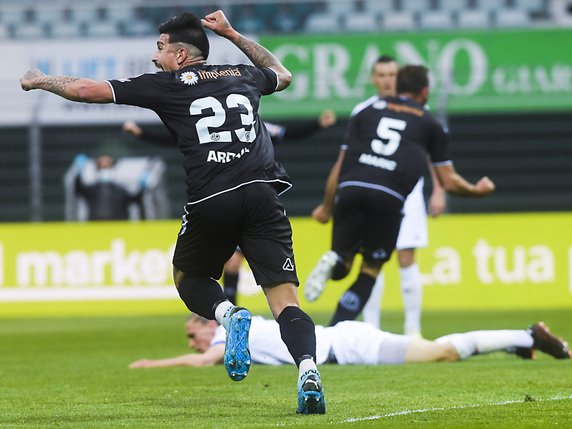 Le Luganais Mijat Maric (à l'arrière plan) vient de marquer le 1-0. Son coéquipier Joaquin Ardaiz exulte. © Keystone/KEYSTONE/Ti-Press/Alessandro Crinari