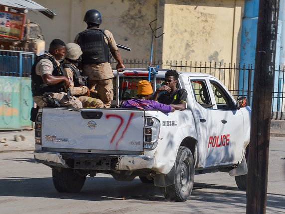 La police haïtienne (photo) soupçonne un gang armé actif dans le secteur, baptisé "400 Mawozo", d'être à l'origine de cet enlèvement, selon une source dans ses rangs (archives). © KEYSTONE/EPA EFE/TCHARLY COUTIN