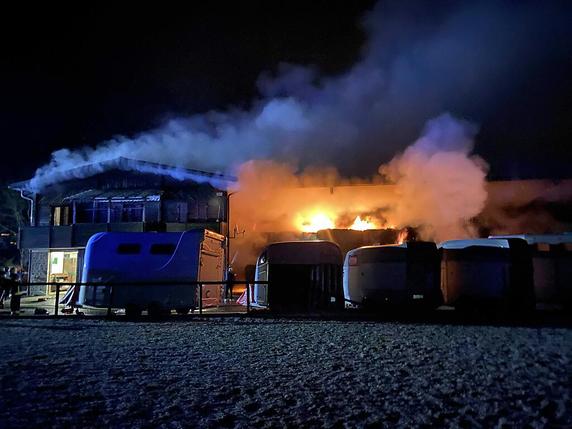 L'incendie d'un centre équestre lundi soir à Würenlos (AG) n'a pas fait de blessé. Les 32 chevaux présents ont pu être sauvés. © Police cantonale AG