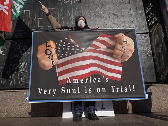 "L'âme même de l'Amérique est en procès", dit la pancarte d'un manifestant de Minneapolis. © KEYSTONE/AP/Jim Mone