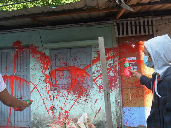 Des abribus et des trottoirs ont été aspergés mercredi de peinture rouge dans des villes de tout le pays (archives). © KEYSTONE/AP