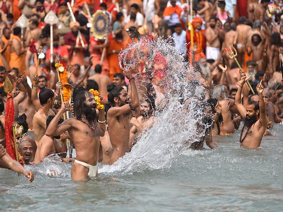 Sans aucun geste barrière, les Indiens se bousculent dans le Gange à l'occasion d'une des fêtes indouiste. © KEYSTONE/EPA/IDREES MOHAMMED