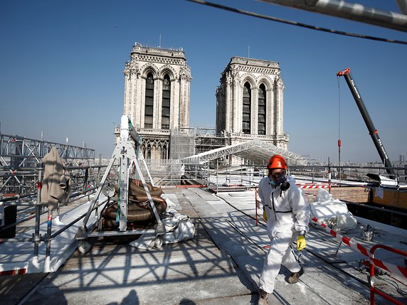 Quelque 833 millions d'euros (920 millions de francs) ont été recueillis pour la restauration de Notre-Dame. © KEYSTONE/EPA/BENOIT TESSIER / POOL