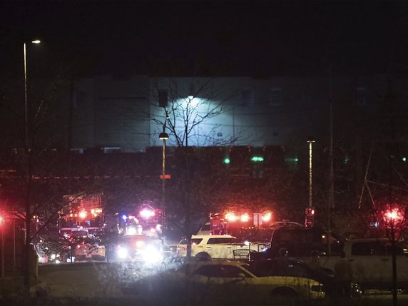 La fusillade a eu lieu dans des bureaux de FedEx près de l'aéroport d'Indianapolis. Les policiers sont intervenus à 23h00. © KEYSTONE/AP/Mykal McEldowney