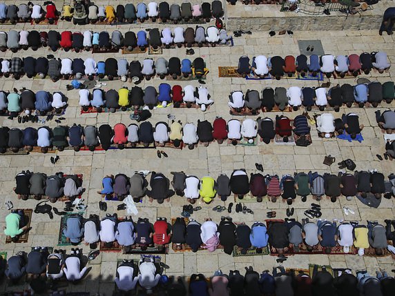 Les musulmans se pressaient, vendredi, en plein ramadan, sur l'Esplanade des Mosquées à Jérusalem. © KEYSTONE/AP/Mahmoud Illean