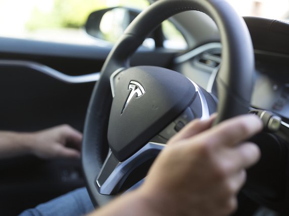 Sur son site internet, Tesla prévient que les systèmes d'assistance à la conduite qu'ils proposent ne rendent pas le véhicule autonome et que la supervision active d'un conducteur reste nécessaire (image symbolique). © KEYSTONE/GAETAN BALLY