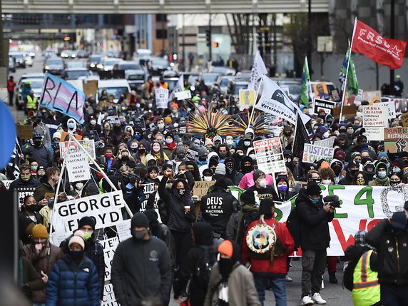 Des manifestants marchent dans les rues de Minneapolis pour demander justice pour George Floyd. © KEYSTONE/EPA/CRAIG LASSIG